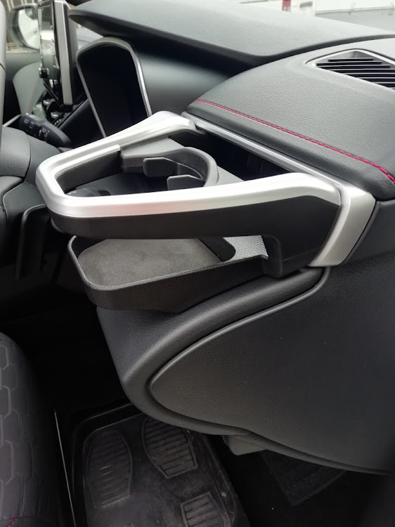 カローラスポーツのカロスポ・車が好きな人と繋がりたい・カーメイト ドリンクホルダー・カロスポ専用に関するカスタム事例の投稿画像2枚目
