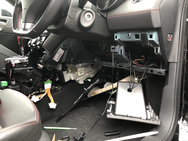 RCZのDIY・コムテックZDR-015・OBD2接続に関するカスタム事例の投稿画像2枚目