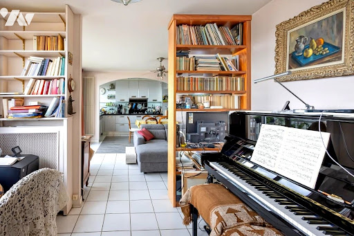 Black piano, loaded shelves, open living room kitchen - Luxury property for sale in Paris 20ème, 3 rooms, 2 bedrooms