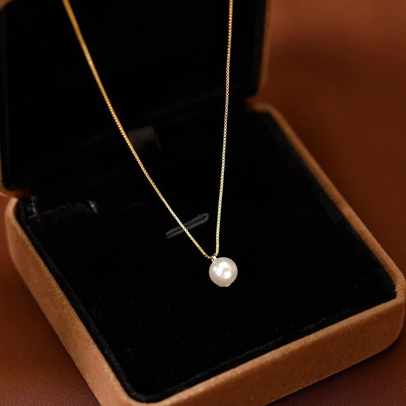 Colar de pérolas estilo frio com alta sofisticação. Um acessório elegante para mulheres que buscam um visual refinado e moderno. Pérolas autênticas.