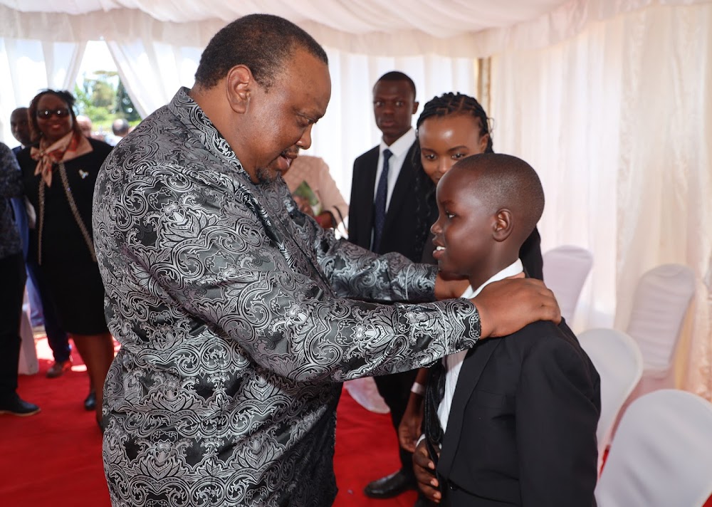 Uhuru propose d’éduquer le fils de King’ori Mwangi à JKUAT