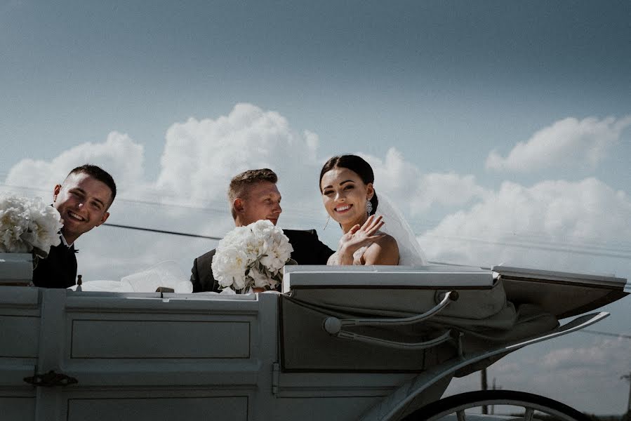 Wedding photographer Michał Bąk (simonibakstudio). Photo of 14 August 2019