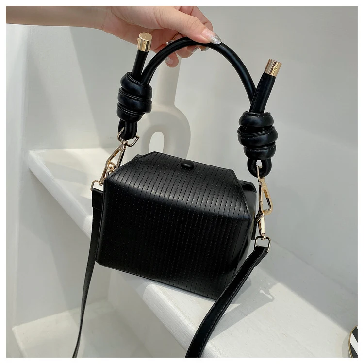 Sac à main carré rouge Net, nouveau, rayures verticales broderie fil, un accessoire tendance pour femmes, parfait pour toutes les occasions.