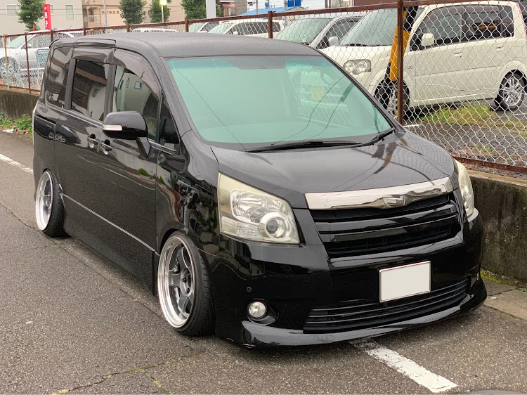 ノアの車高調整・ホイール交換・DIY・タイヤ・ホイール紹介に関するカスタム事例｜車のカスタム情報はCARTUNE