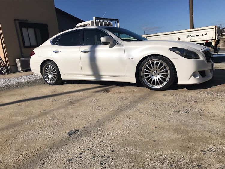 フーガのレッドメモリー・エムズガレージ・タイヤ交換・DIYに関するカスタム事例の投稿画像1枚目