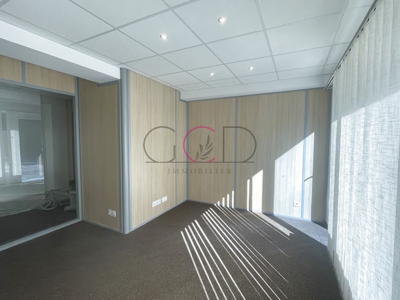 Location  locaux professionnels 3 pièces 49.18 m² à Aix-en-Provence (13090), 1 266 €