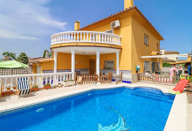 Maison avec piscine et terrasse 3