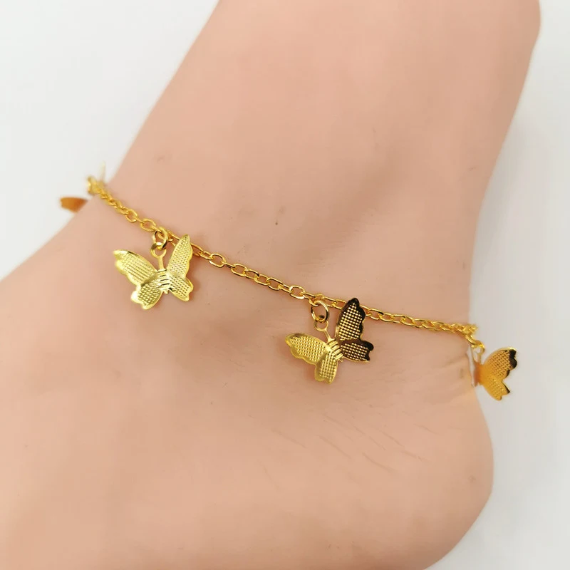 Tornozeleira feminina leve de metal com borboleta, ideal para o verão. Design elegante e confortável para um visual casual.