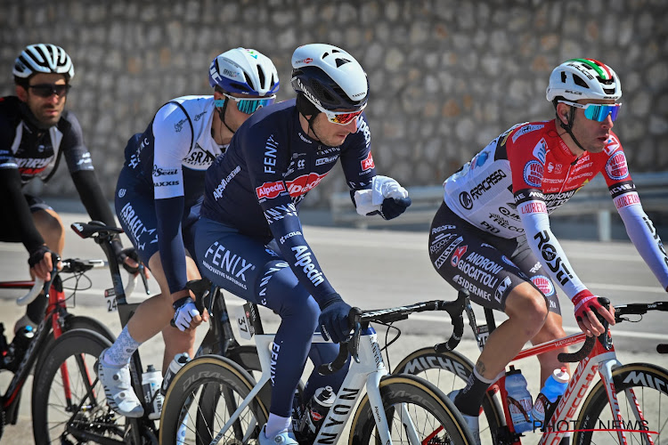 Snelle man van Alpecin-Fenix beleeft met zege speciaal moment en barst in tranen uit: "Ik wacht hier al jaren op"