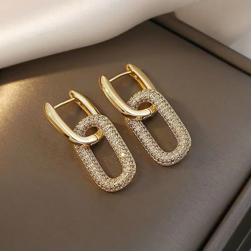 Boucles d'oreilles ovales en argent S925 avec diamants pour femmes, bijoux tendance haut de gamme, éclat et raffinement.