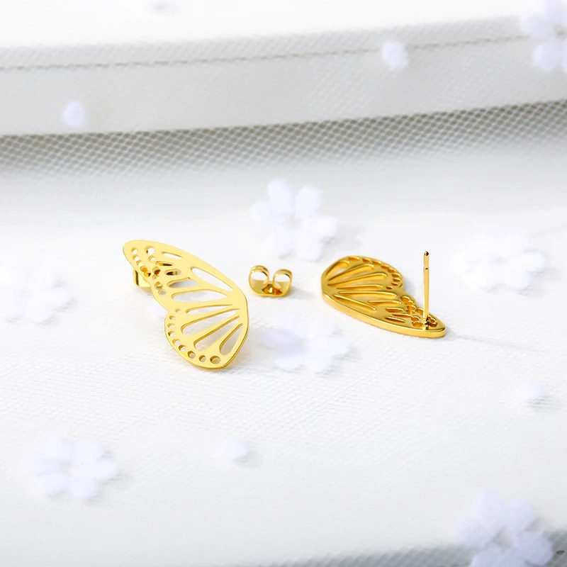 Brincos de borboleta coreanos simples em aço inoxidável vazado. Design delicado e moderno, perfeitos para um toque elegante no dia a dia.