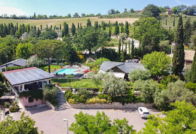 Propriété avec piscine et jardin 5