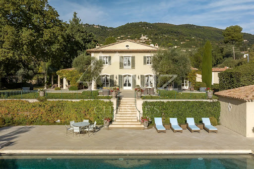 Propriété avec piscine 1