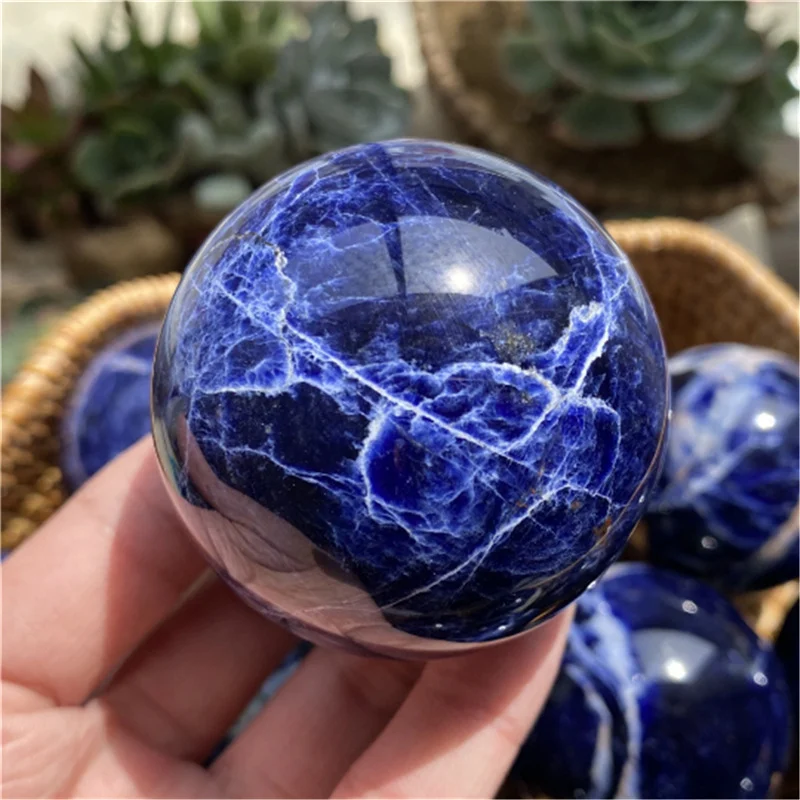 Ornement boule en pierre bleue de cristal naturel 8CM. Pour une décoration zen et apaisante, apportant sérénité et énergie positive à votre intérieur.