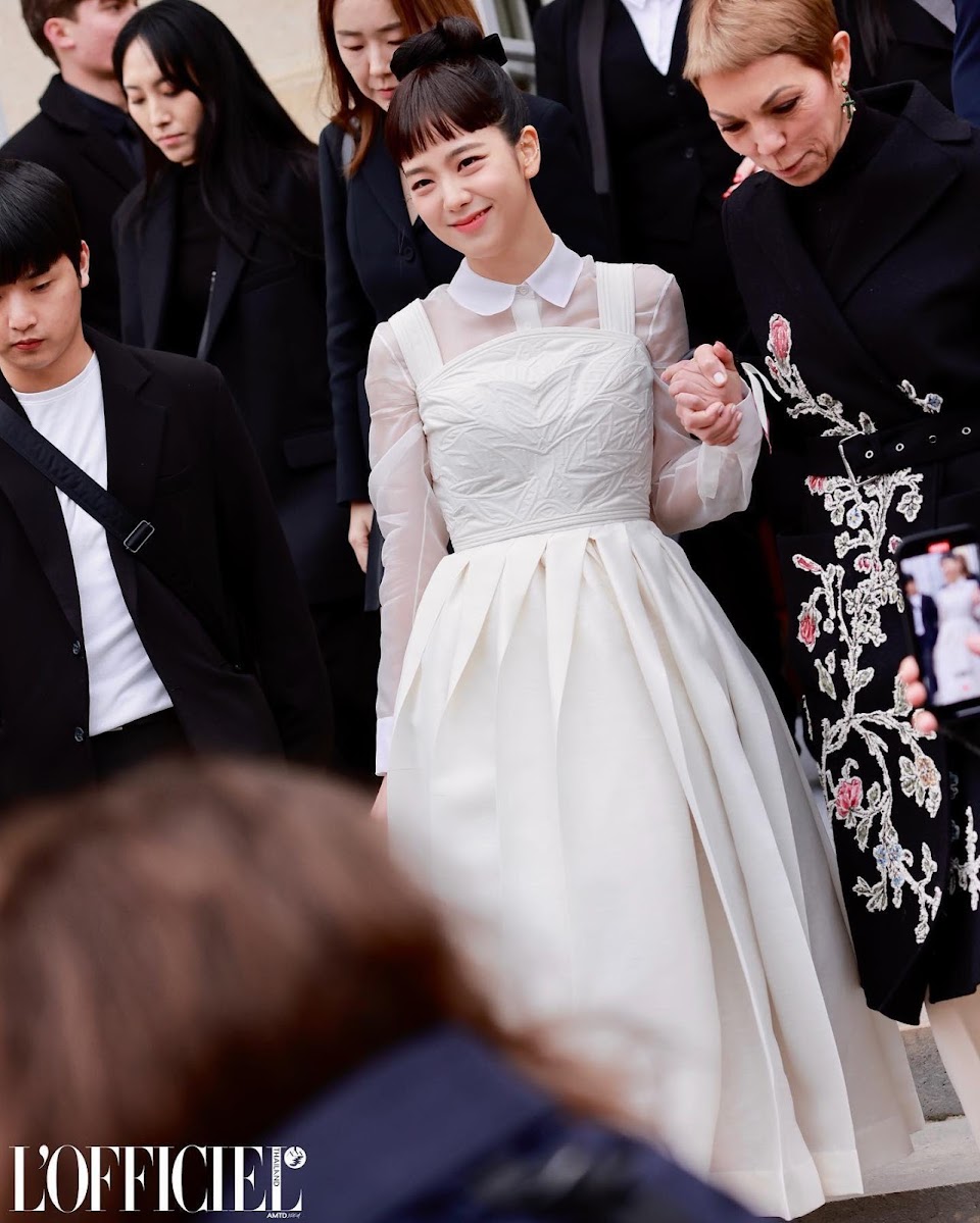 Update] JISOO at the Front Row with @dior CEO Delphine Arnault