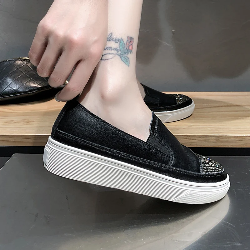 Ženske kožne bele slip-on platforme, savršeno se uklapaju u sve kombinacije, udobne i elegantne, idealne za svakodnevno nošenje, lake za obuvanje.