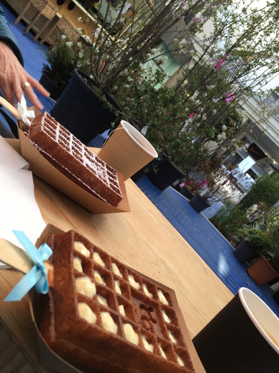 Vanilla and sugar waffle, nice sitting area with heat lamps