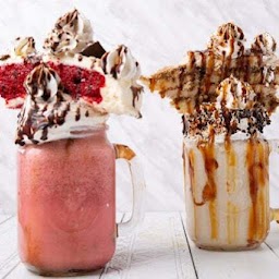 Oreo Cheesecake Freakshake - Cheesecake Freakshakes