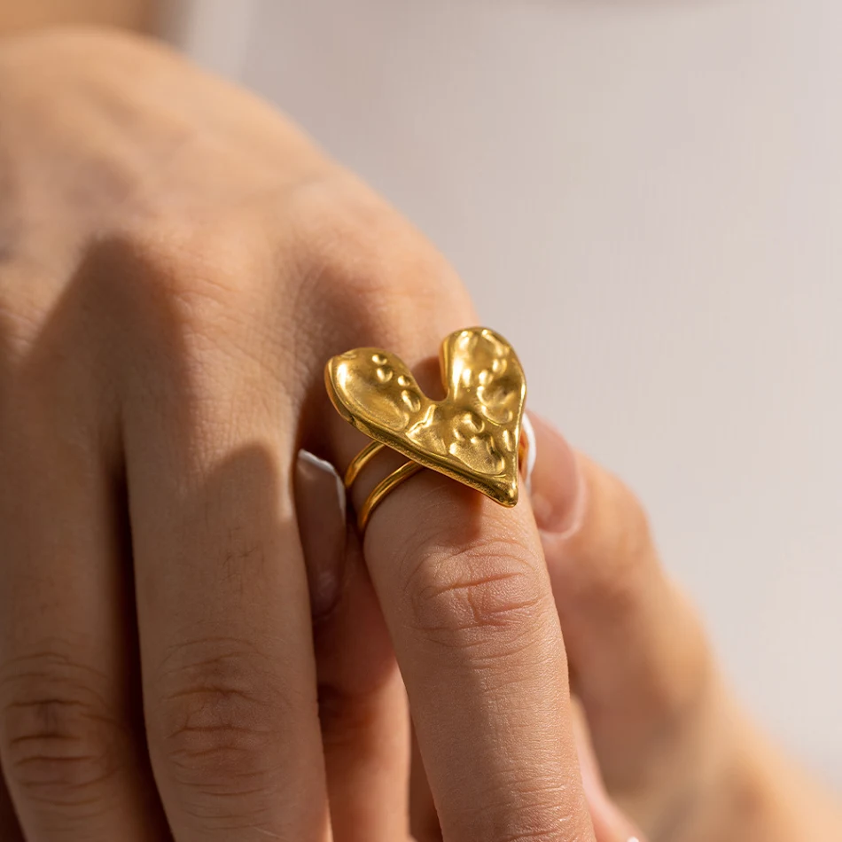 Mode Retro Lava Hartvormige Ring. Een symbool van liefde en vintage stijl. Draag deze unieke en romantische ring en geef je look een speciale touch.