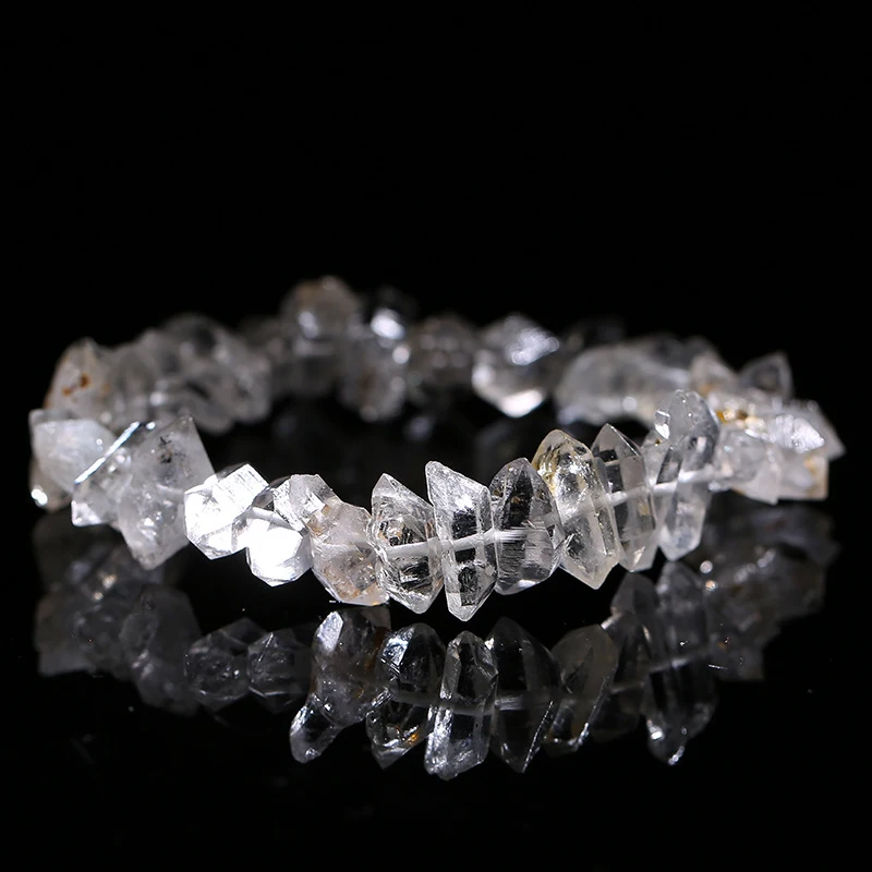 Bracelet diamant étincelant à double pointe en cristal. Un bijou élégant pour sublimer votre poignet et ajouter une touche de luxe.