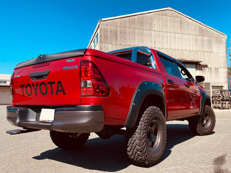 ハイラックスのブラックラリーエディション・ブラV・285/75r16・リフトアップ・プロコンプに関するカスタム事例の投稿画像1枚目