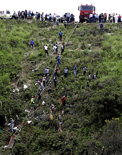 Rescue personnel at the scene of bus crash in Eastern Cape./LULAMILE FENI