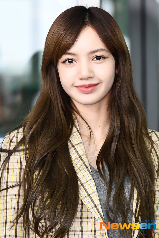 BLACKPINK's Lisa Finally Reveals Her Forehead With A No-Bangs Look ...