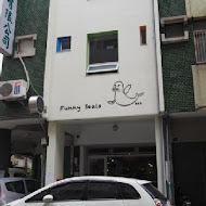 Funny Seals Cafe