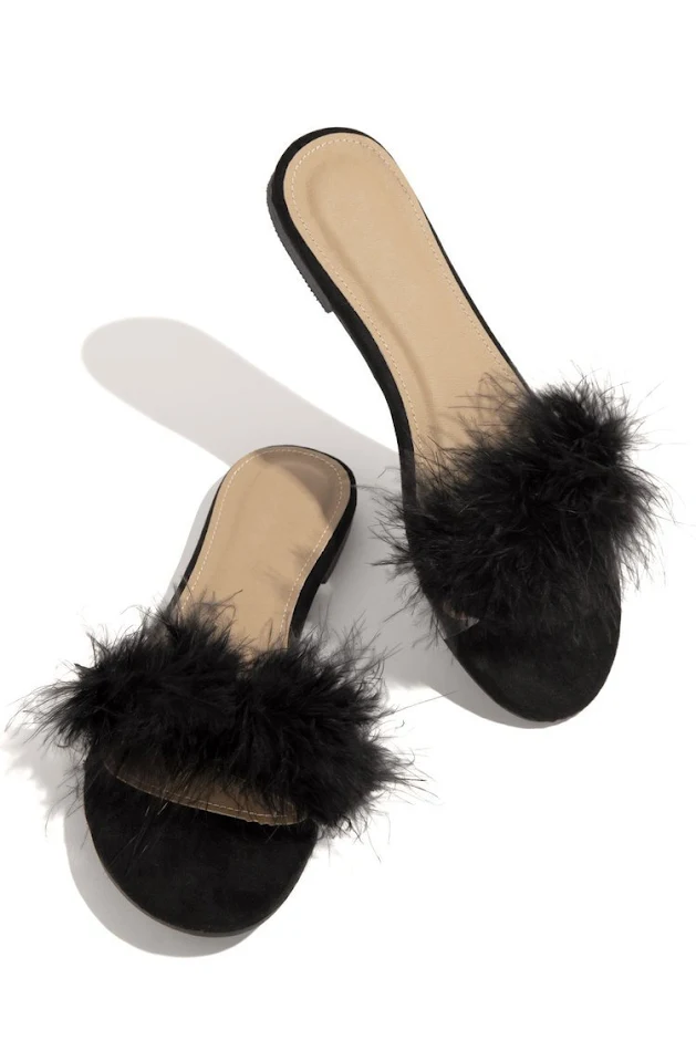 Dames pluche sandalen en slippers. Zachte, knusse pantoffels voor stijlvolle ontspanning thuis. Geniet van optimaal comfort.