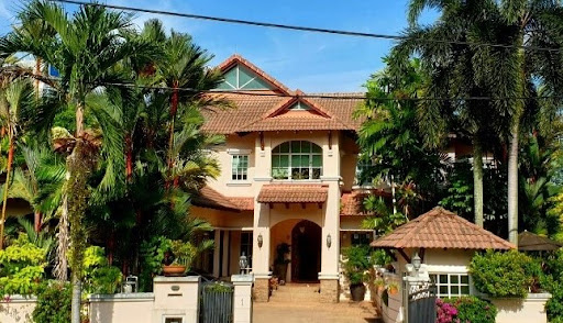 Modern villa with lush tropical garden in this luxury house for sale in Kuala Lumpur ($2,299,534 - 650 m²)