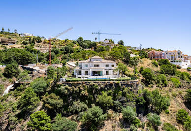 Villa with pool and garden 3