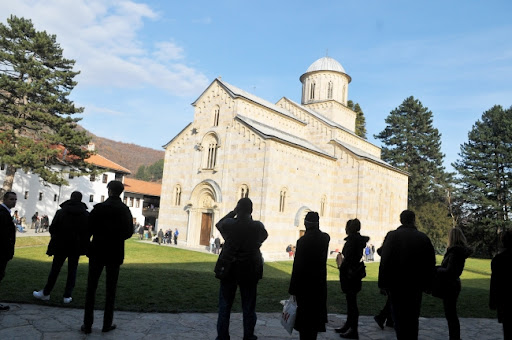 Vlada Kosova naložila da se manastiru Dečani prenese imovina prema odluci Ustavnog suda