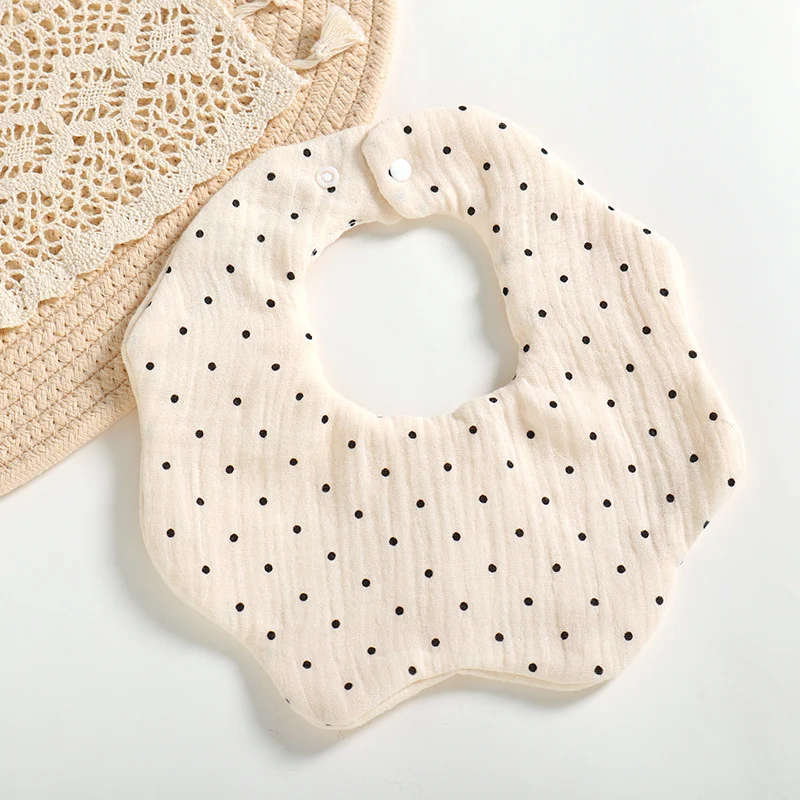 Serviette en coton anti-projection d'eau pour bébé avec motifs de dessins animés. Douce, absorbante, elle protège des régurgitations et garde bébé au sec.