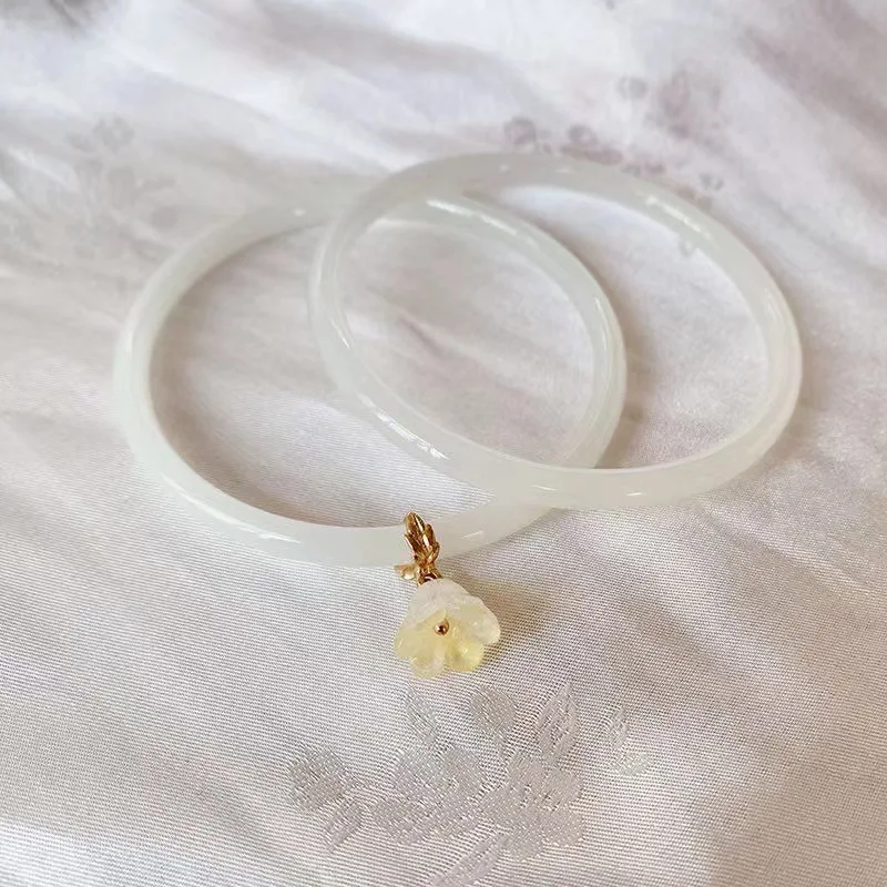 Bracelet Lumineux avec Cloche à Vent Antique, Accessoires Costume Han. Ornez votre tenue traditionnelle d'une lueur et d'un son enchanteurs.
