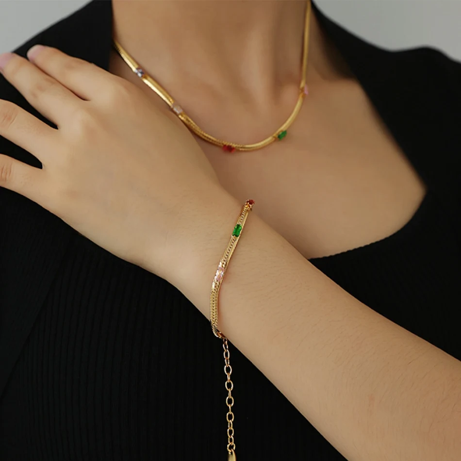 Collier ras du cou chaîne en laiton, os de serpent. Un bijou élégant et unique pour sublimer votre style au quotidien ou en soirée.