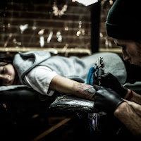 un tatuatore è come un confessore. Lui scrive la storia di un uomo sul suo corpo di Luta