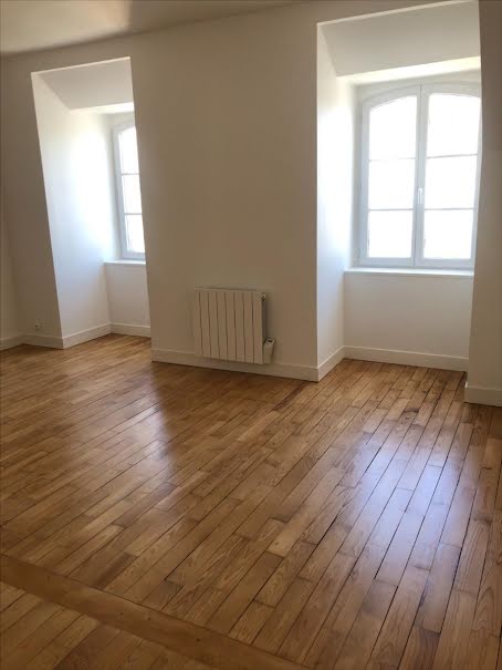 Location  appartement 3 pièces 55 m² à Valognes (50700), 710 €