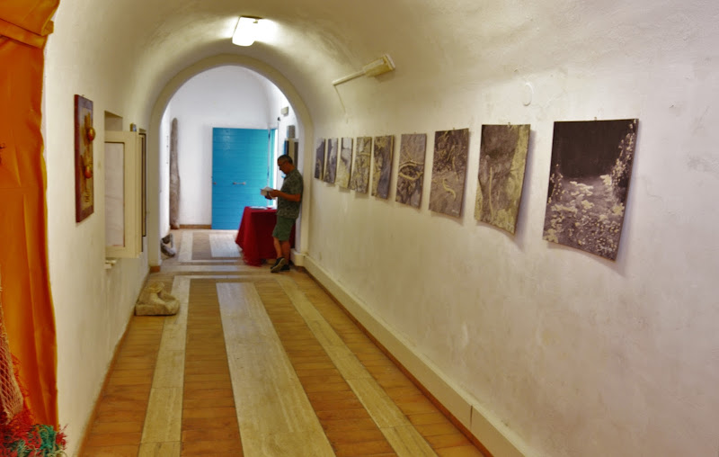 uomo che legge al museo di penzoponza