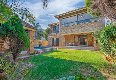 House with pool and garden 9