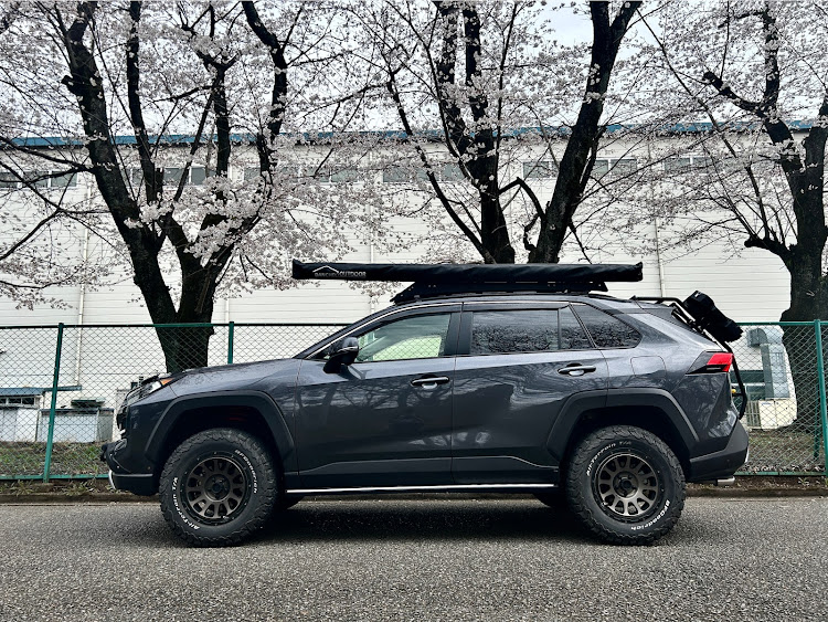 RAV4の桜と愛車・4月もよろしくお願い致します🌸に関するカスタム事例の投稿画像1枚目