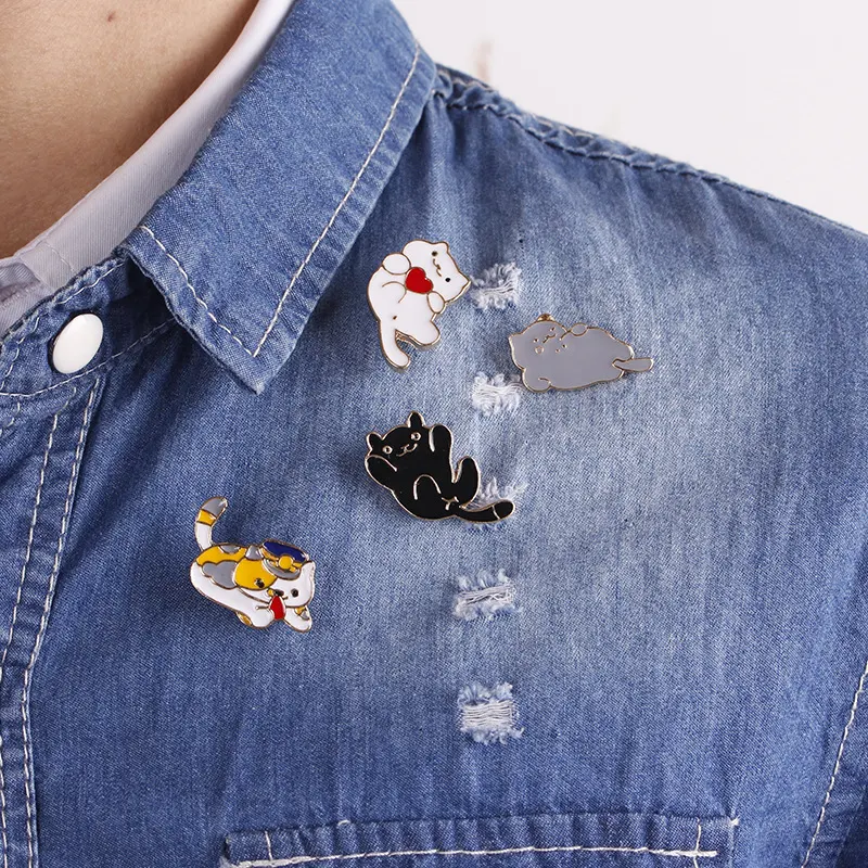 Schattige cartoon kattenbroche met vrolijke expressie, een perfecte accessoire om je lieve kant te laten zien en je outfit te verfraaien.