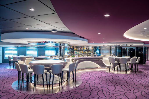 Have a pre-dinner cocktail at the relaxed Infinity Bar aboard MSC Virtuosa. 