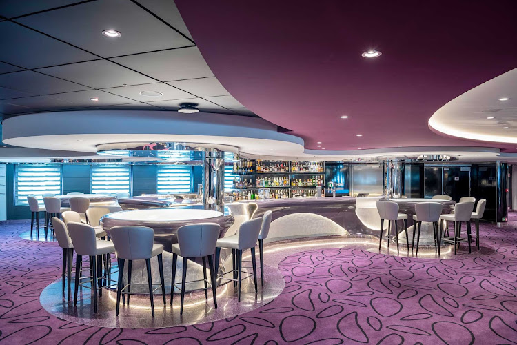 Have a pre-dinner cocktail at the relaxed Infinity Bar aboard MSC Virtuosa. 