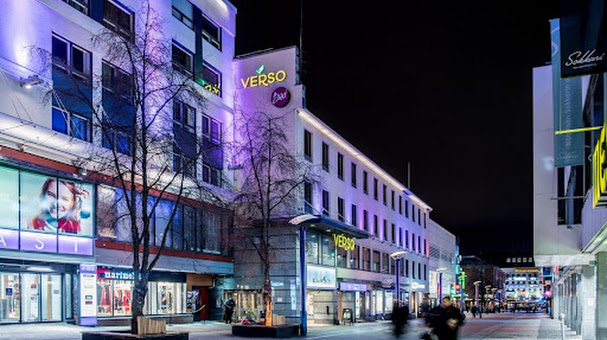 Yöpuu Yhtiö näkyy Jyväskylän Kauppakadulla. Yhtiö haluaa olla aktiivisesti mukana keskustan kehittämisessä. Kuvassa Hotelli Verson ja Verso Baarin julkisivu.