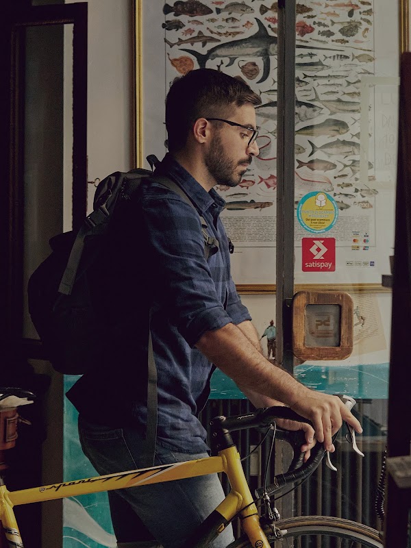 Como um homem espalha a alegria da leitura usando apenas uma bicicleta e o Google Maps