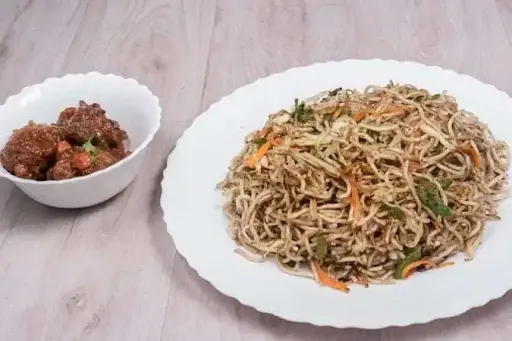 Veg Hakka Chowmein With Chilli Chicken [3 Pieces]