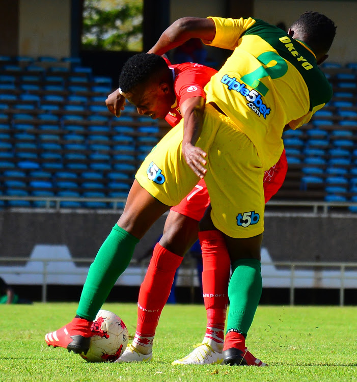 Danson Chetambe (L) fights for the ball with Cersidy Okeyo of Mathare during their league match at Moi, Kasarani.