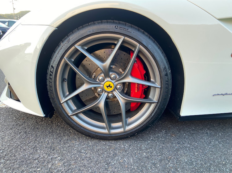 インスパイアのフェラーリ・F12ベルリネッタ・希少車・ロッソビアンコ・ヤバイに関するカスタム事例の投稿画像12枚目