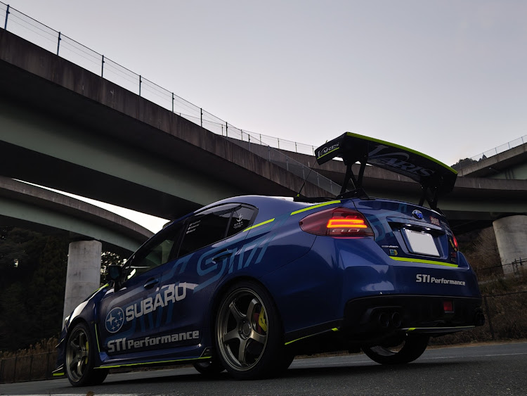 WRX STIの蛍光イエロー・自然に溶け込む⁉️・こっそりリニューアル計画中🙊・バックシャンな愛車・2月もよろしくお願いしますに関するカスタム事例の投稿画像1枚目