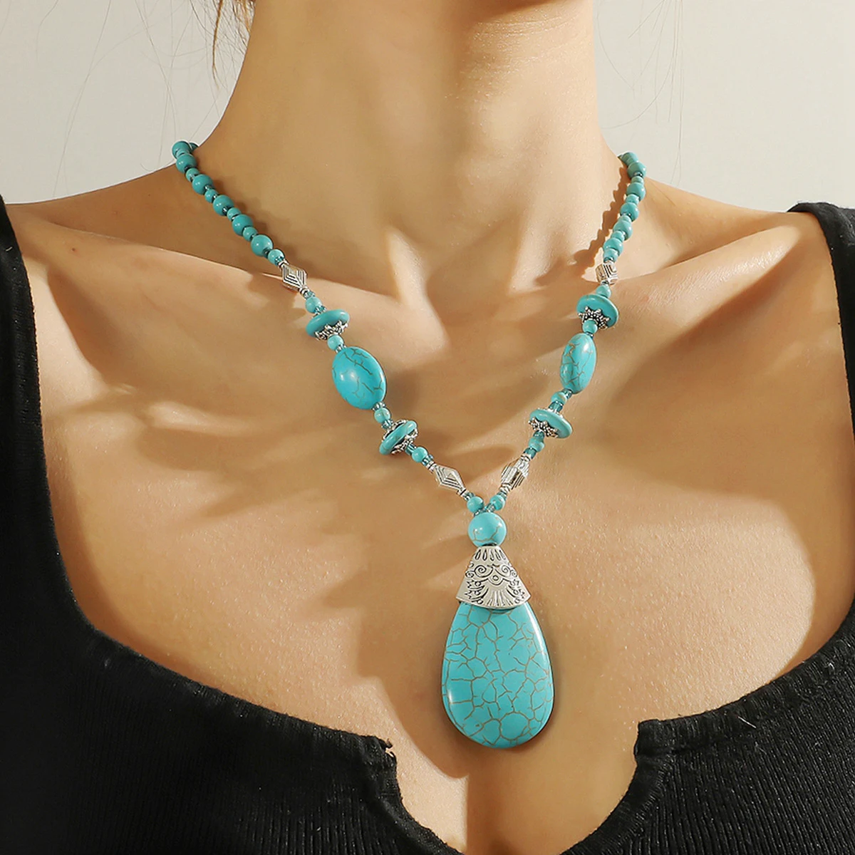 Title 14, Lange damesketting met turkooizen hanger in boh...